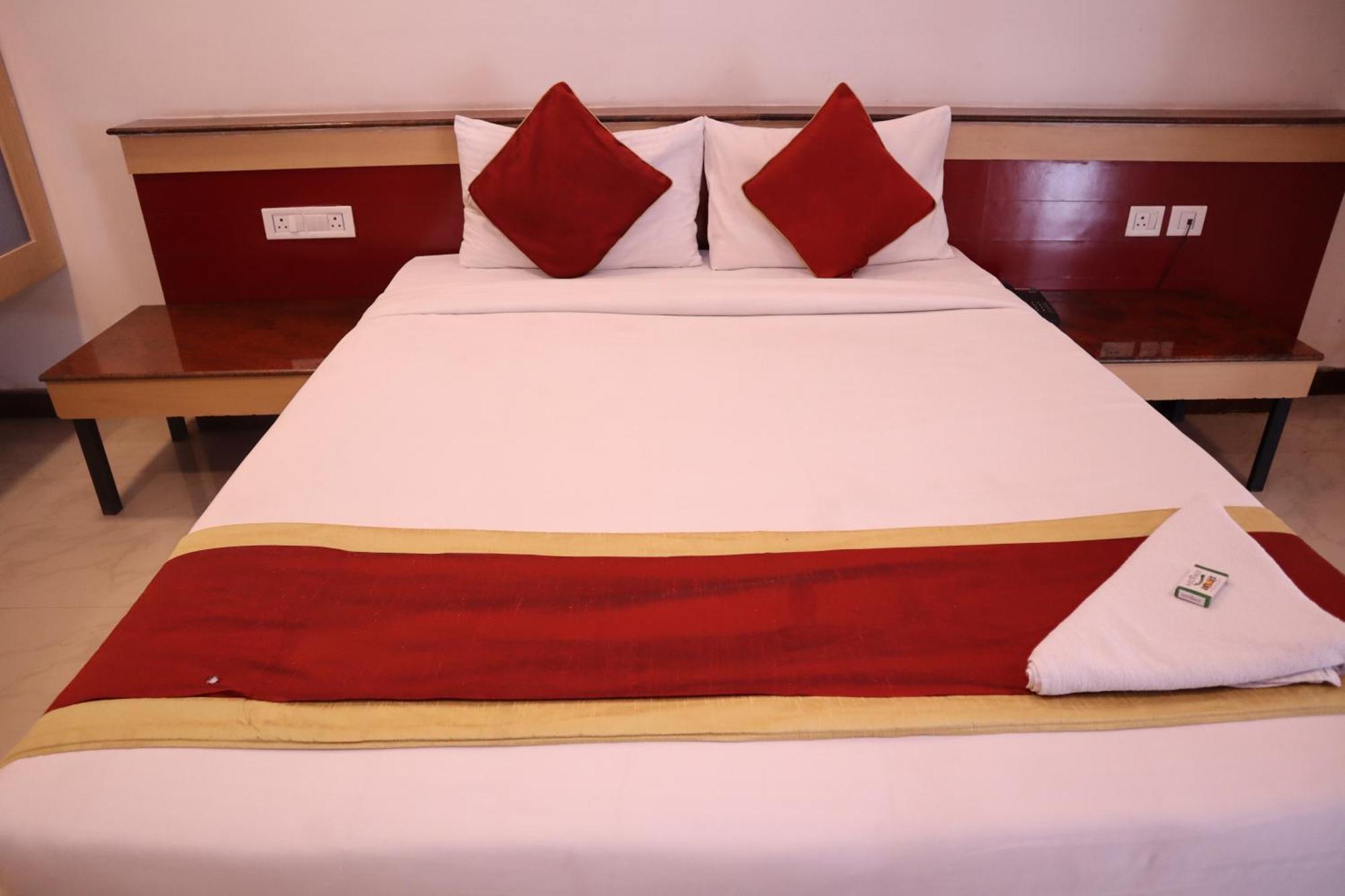 Sri Sai Ram Suites Bangalore Exteriör bild