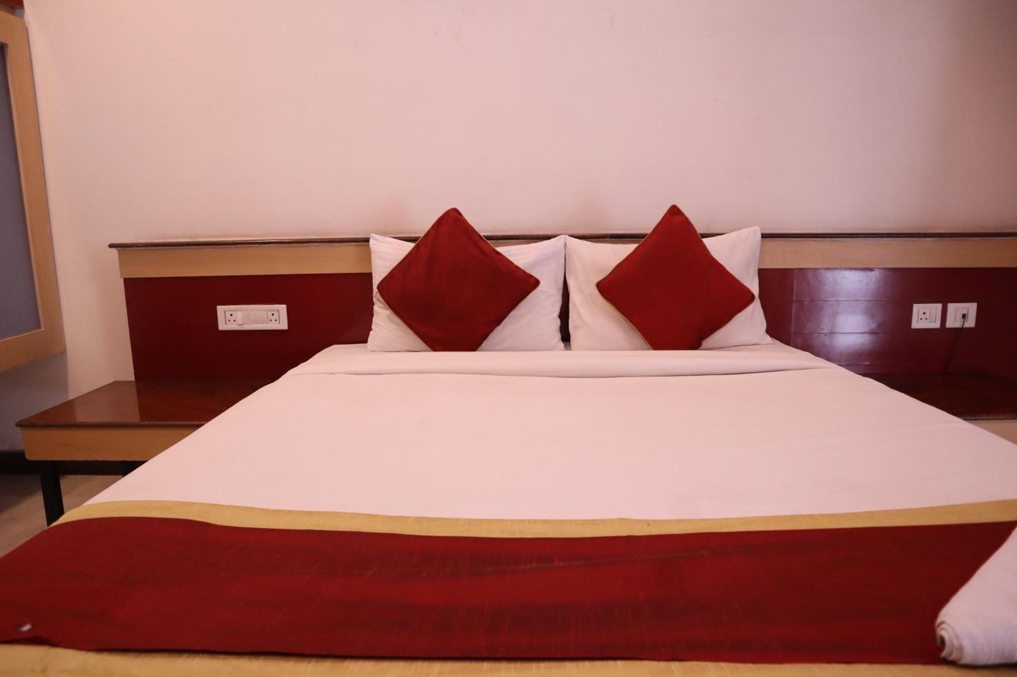 Sri Sai Ram Suites Bangalore Exteriör bild